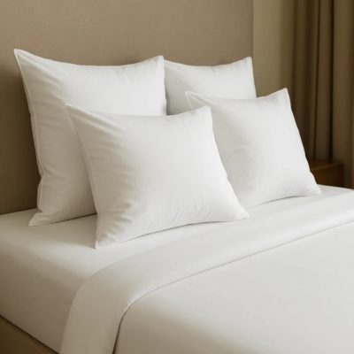 Hotelbed met vier witte kussens hotel in verschillende hoogtes en hardheden voor optimaal slaapcomfort.