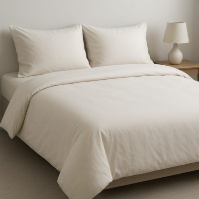 Luxe Egyptisch katoen dekbedovertrek in een strak opgemaakt bed met zachte neutrale tinten.