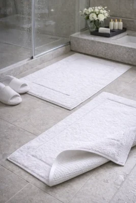 Luxe badmat met antislip onderzijde in hotelbadkamer voor veilige grip