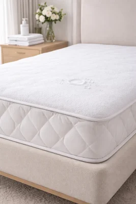 Waterdichte molton op matras met waterdruppels als bescherming tegen vocht en vlekken